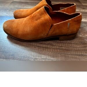 Tom's tan/brown shoes size 7.5